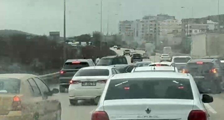 Bursa trafiğinde tehlikeli anlar! Ters yöne girdi, yolu kilitledi…