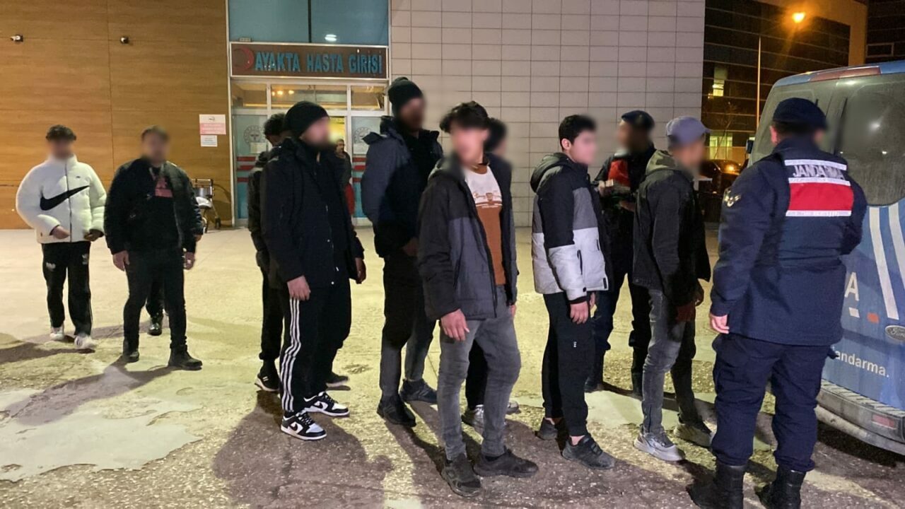 Bursa’da kaçak göçmenlere operasyon: 9 kişi yakalandı Bursa’da kaçak göçmenlere operasyon: 9 kişi yakalandı