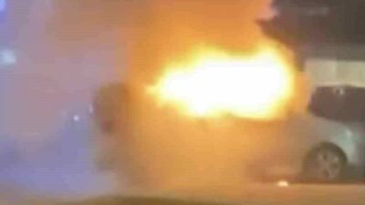 Bursa’da araç alev aldı, esnaf yangın tüpleriyle koştu