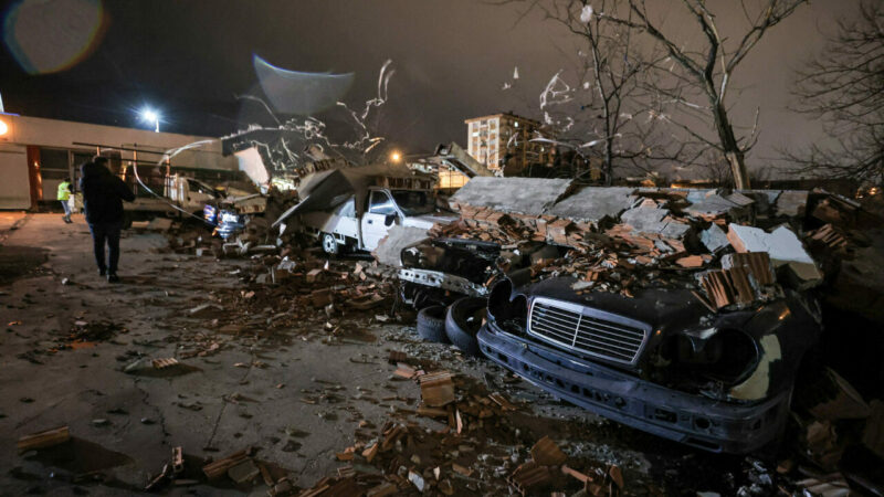 Bursa'da kuvvetli rüzgar nedeniyle bir iş yerinin otopark duvarının devrilmesi