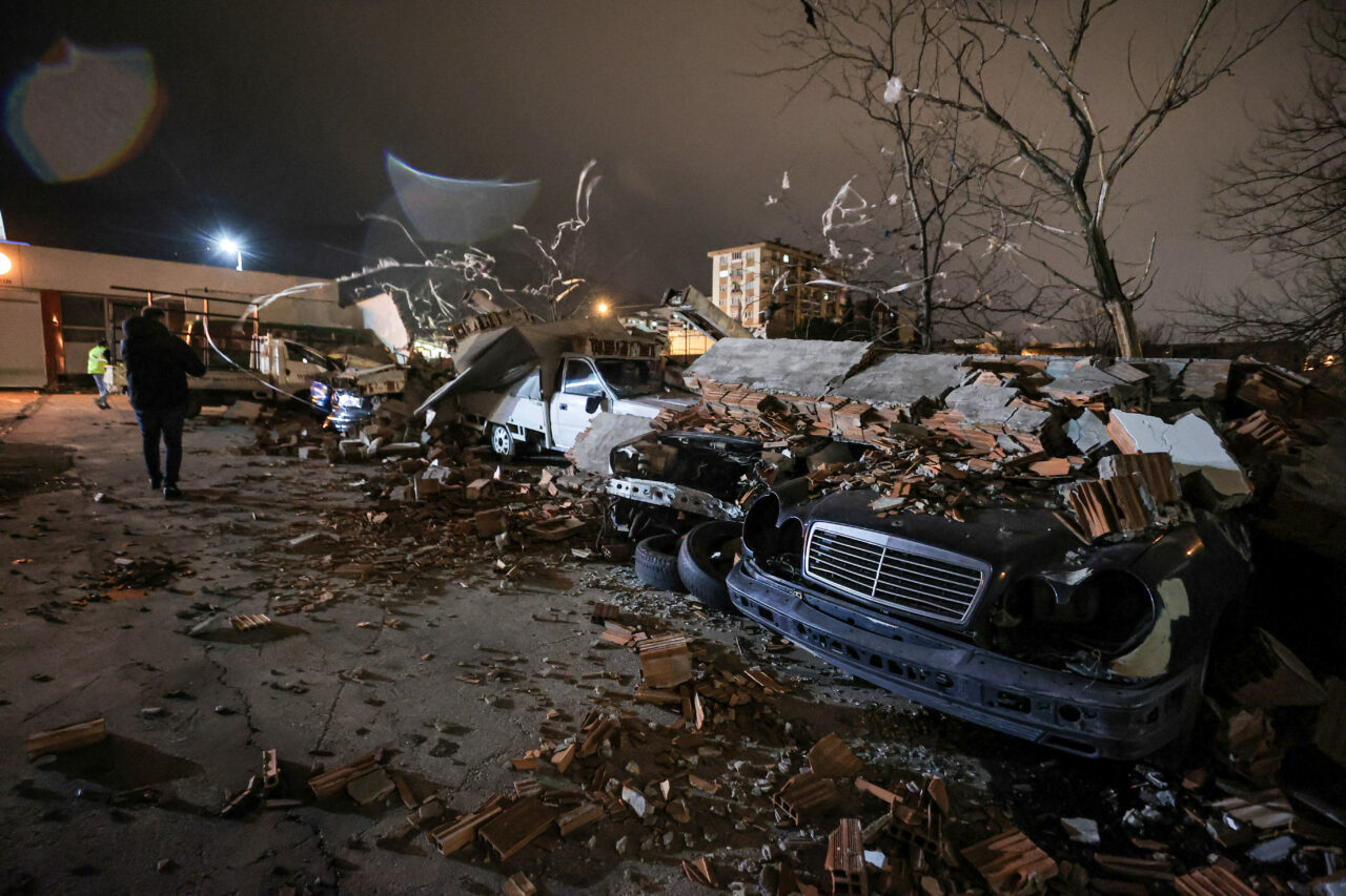 Bursa’da araçların üzerine duvar devrildi