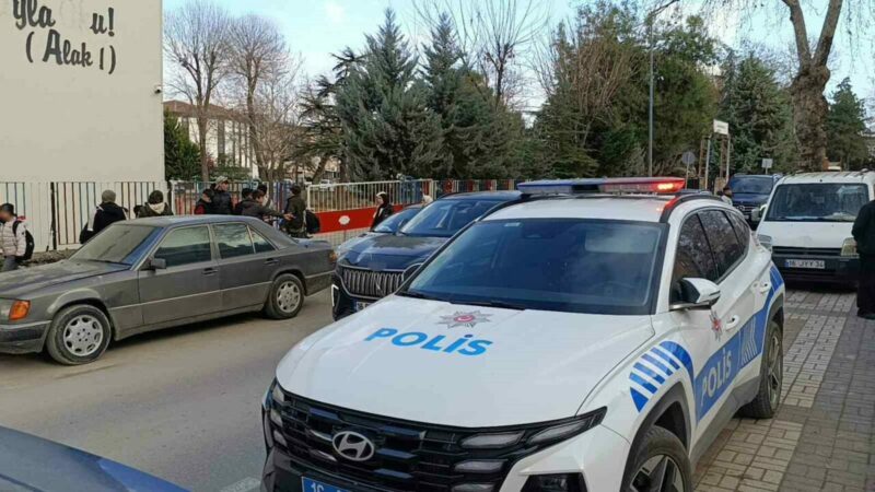 Bursa’nın İnegöl ilçesinde top oynarken çıkan kavgada 16 yaşındaki çocuk