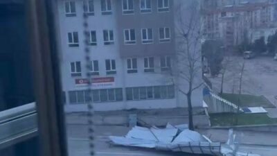 Bursa’da Cami’nin çatısı uçtu, yol kapandı