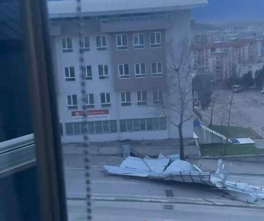 Bursa’da Cami’nin çatısı uçtu, yol kapandı