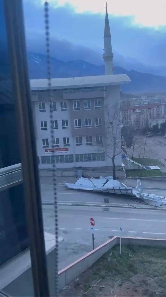 Bursa’da Cami’nin çatısı uçtu, yol kapandı Bursa’da Cami’nin çatısı uçtu, yol kapandı