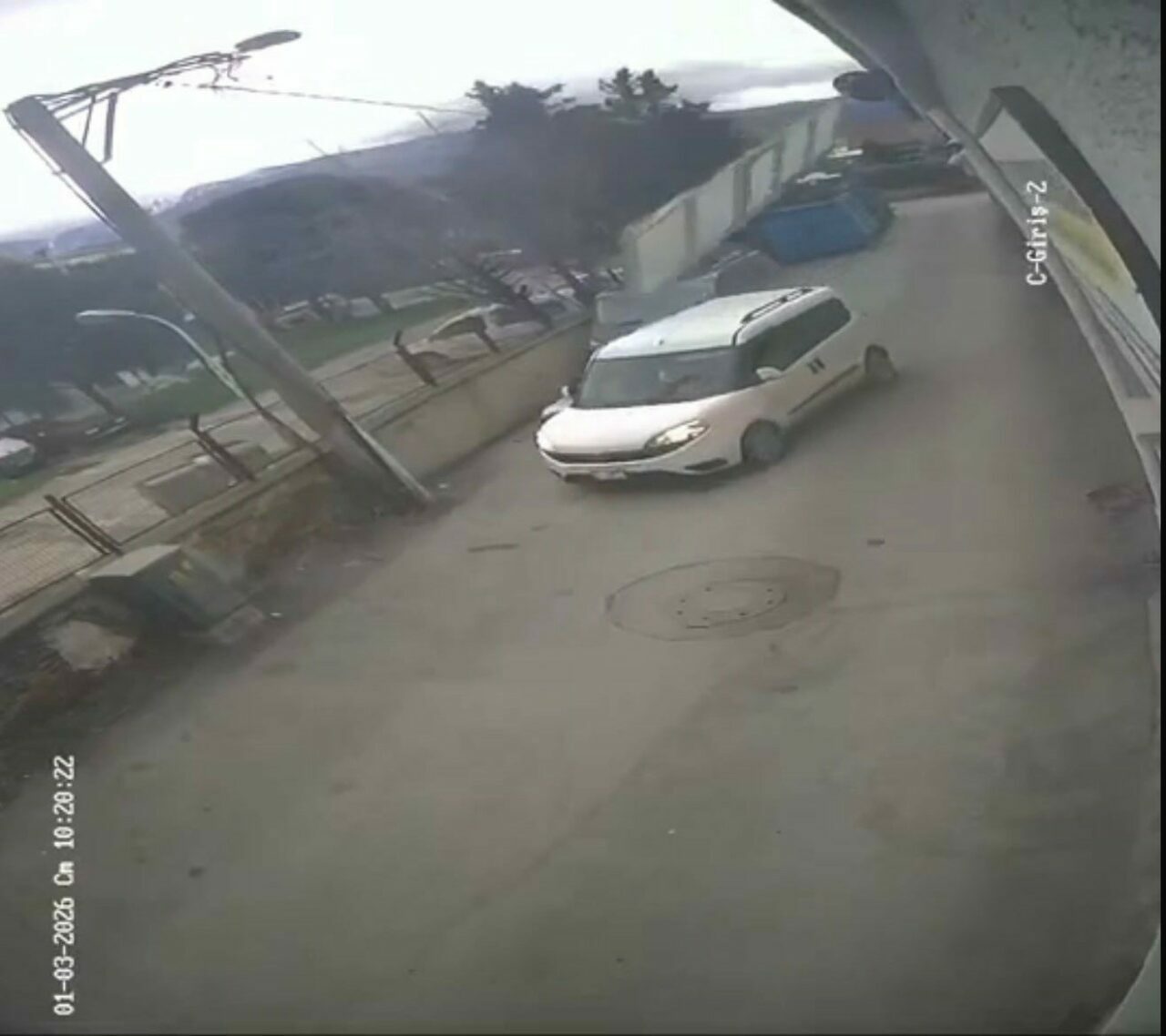 Bursa’da çatı ve prefabrik evler böyle uçtu, ağaçlar kırıldı Bursa’da çatı ve prefabrik evler böyle uçtu, ağaçlar kırıldı