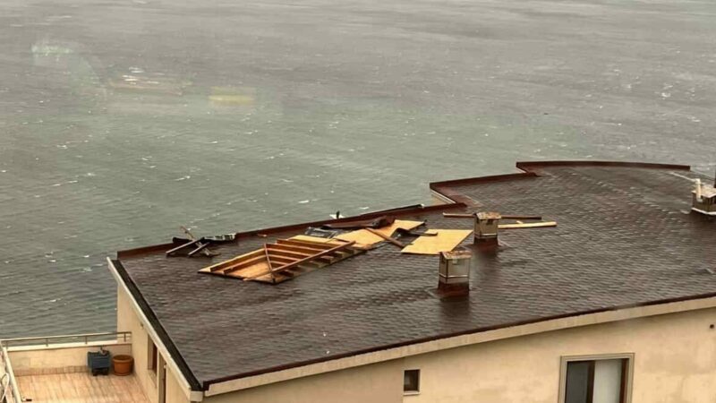 Bursa’da çatılar bir bir uçtu!