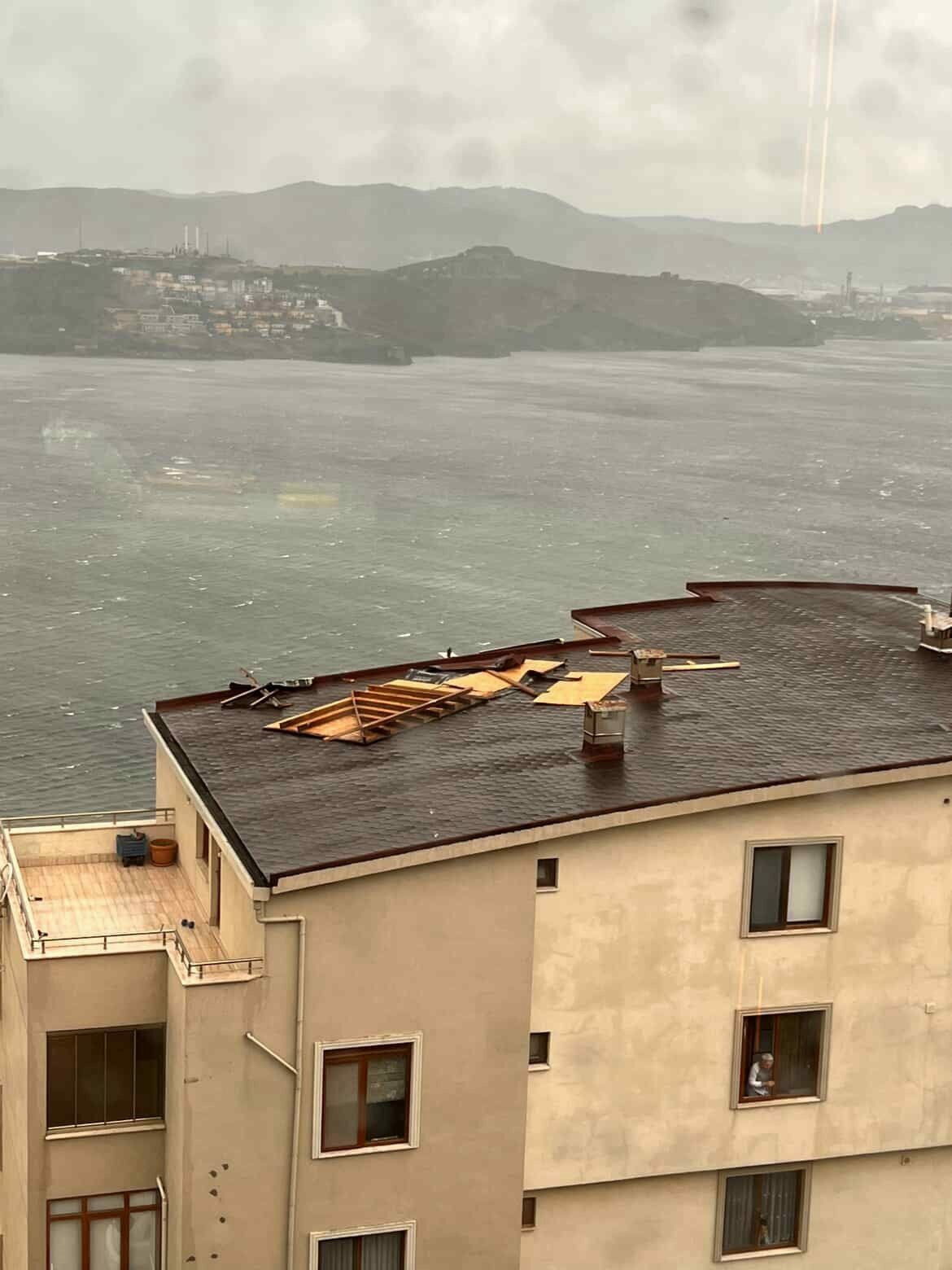 Bursa’da çatılar bir bir uçtu!