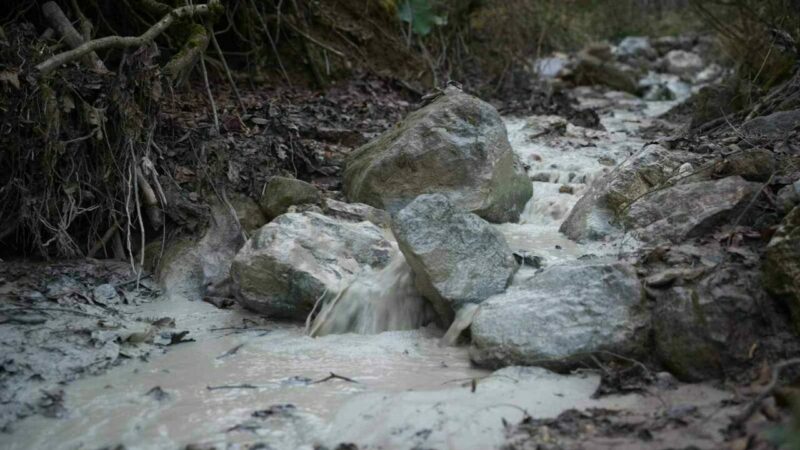 Bursa’da çevre felaketi! Başkandan net mesaj… Yenişehir Belediye Başkanı Ercan Özel, Kirazlıyayla’da maden atık barajının çökmesi