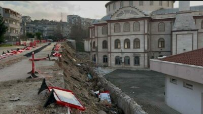 Bursa’da çöken duvar yolu da camiyi de kapattı