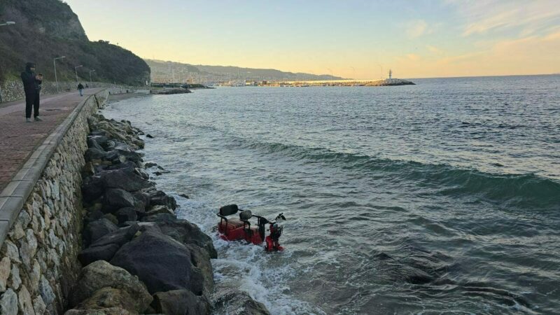 Bursa'nın Mudanya ilçesinde üç tekerlekli motosikletin denize düşmesi sonucu 2