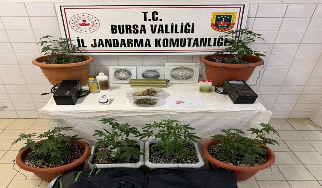 Bursa’da evini uyuşturucu imalathanesine çevirmiş Bursa’da evini uyuşturucu imalathanesine çevirmiş