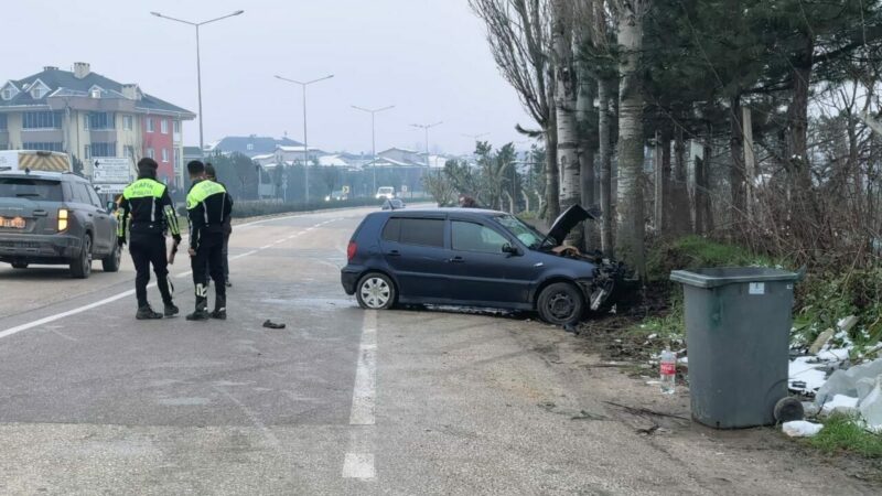 Bursa'nın İnegöl ilçesinde kontrolden çıkan otomobil önce kaldırıma ardından ağaca
