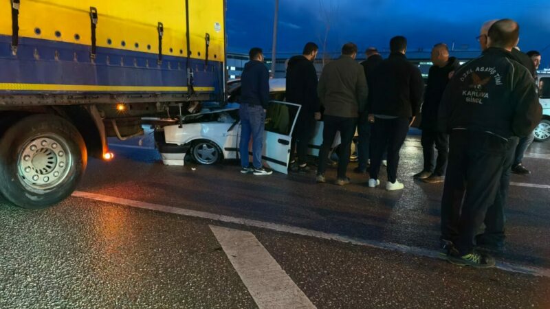 Bursa’da feci kaza Bursa’nın İnegöl ilçesinde ara sokaktan çıkan TIR ile çarpışan otomobilin