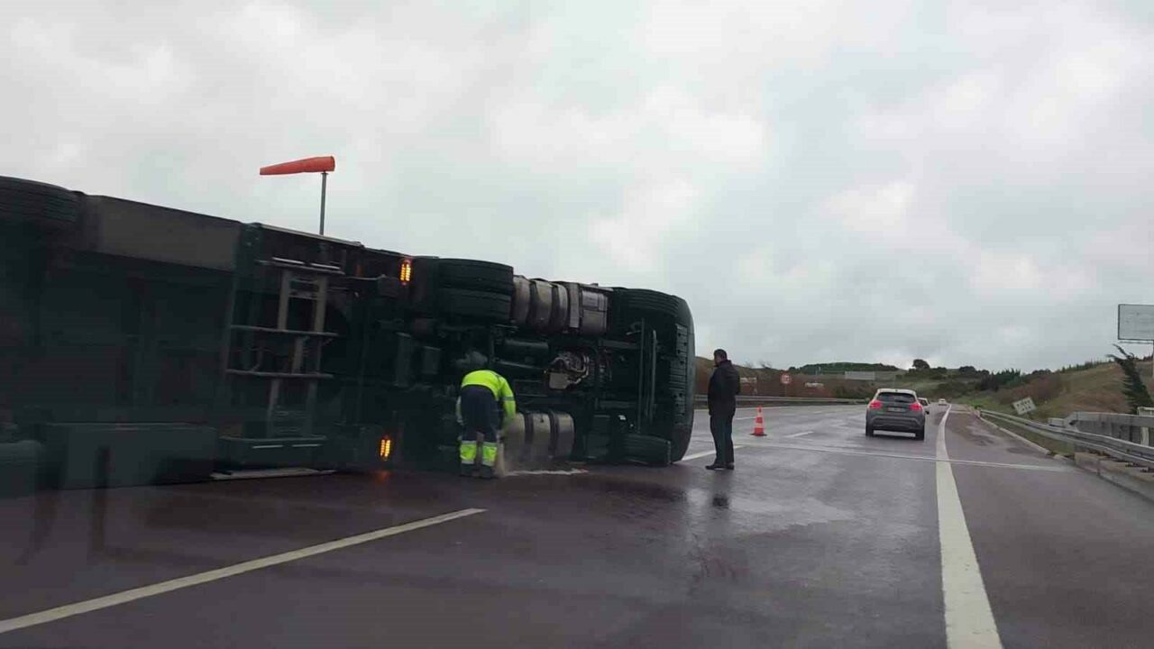 Bursa’da fırtına kâbusu sürüyor! Otobanda TIR devrildi