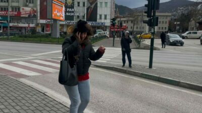 Bursa’da fırtına uçurdu…Yolda yürümekte güçlük çektiler