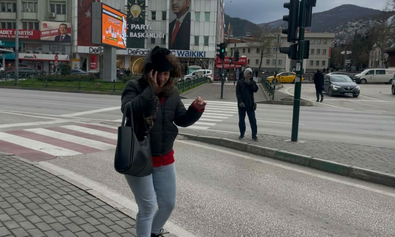 Bursa’da fırtına uçurdu…Yolda yürümekte güçlük çektiler Bursa’da fırtına uçurdu…Yolda yürümekte güçlük çektiler