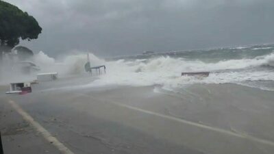 Bursa’da çatılar uçtu, deniz taştı!