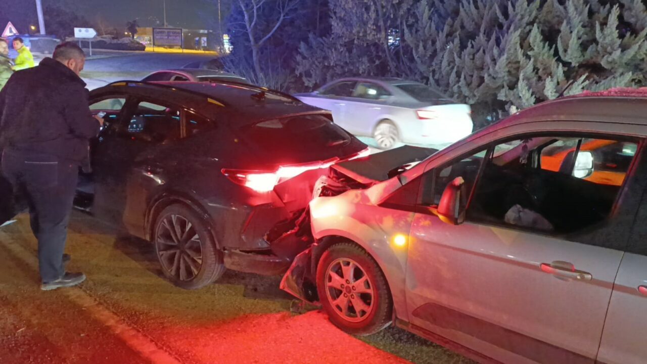 Bursa’da hafif ticari araç ile cip çarpıştı! Yaralılar var