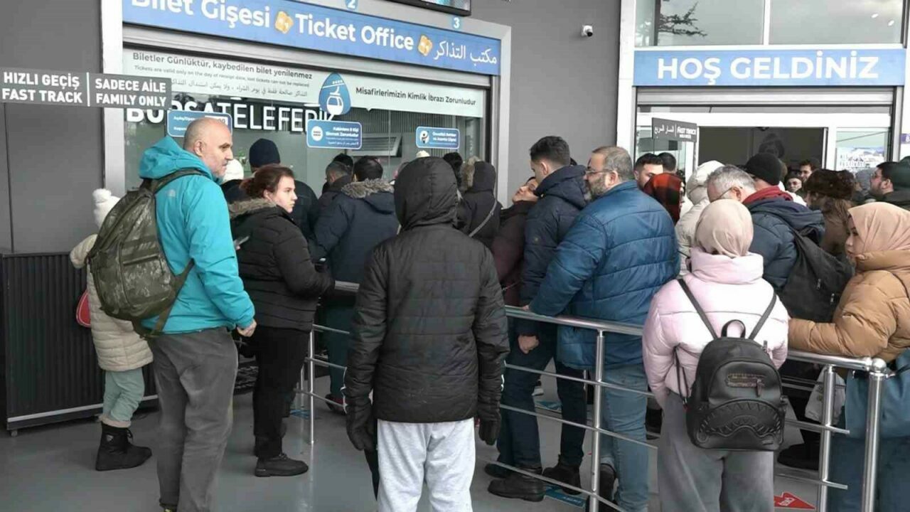 Bursa’da herkes buraya akın etti! 500 metreyi aşan kuyruk… Bursa’da herkes buraya akın etti! 500 metreyi aşan kuyruk…