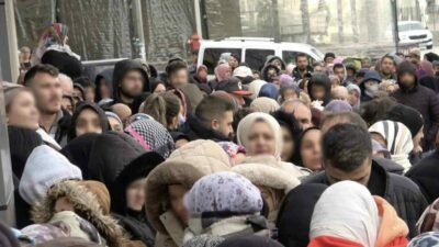 Bursa’da indirim izdihamı: Dondurucu soğukta saatlerce beklediler