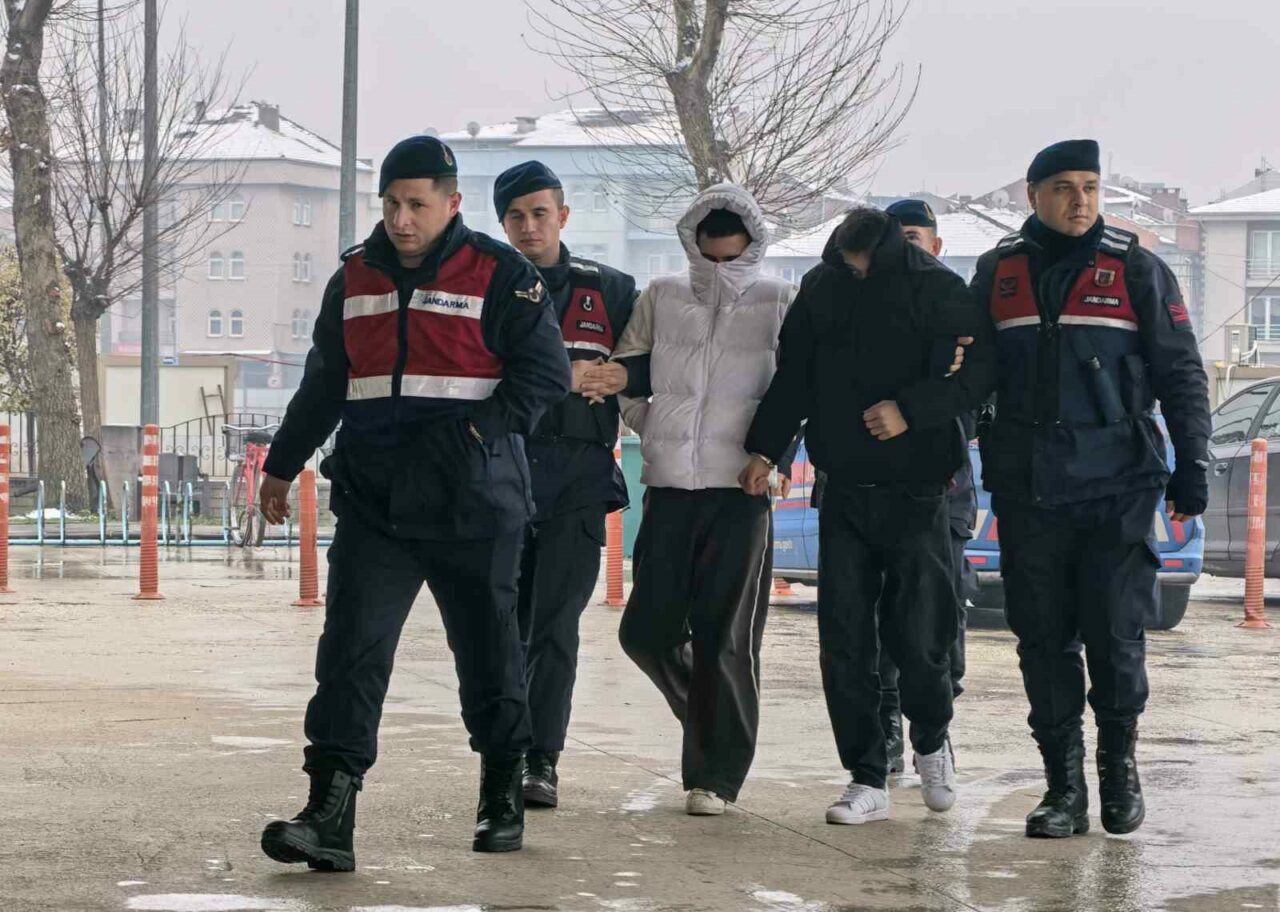 Bursa’da internet kablosu hırsızları yakalandı