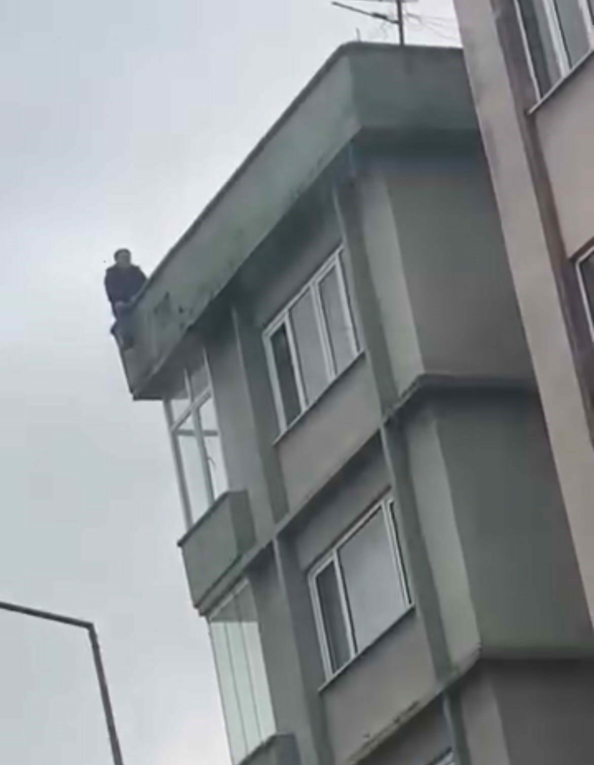 Bursa’da intihara girişimi! Evin çatısına çıktı…
