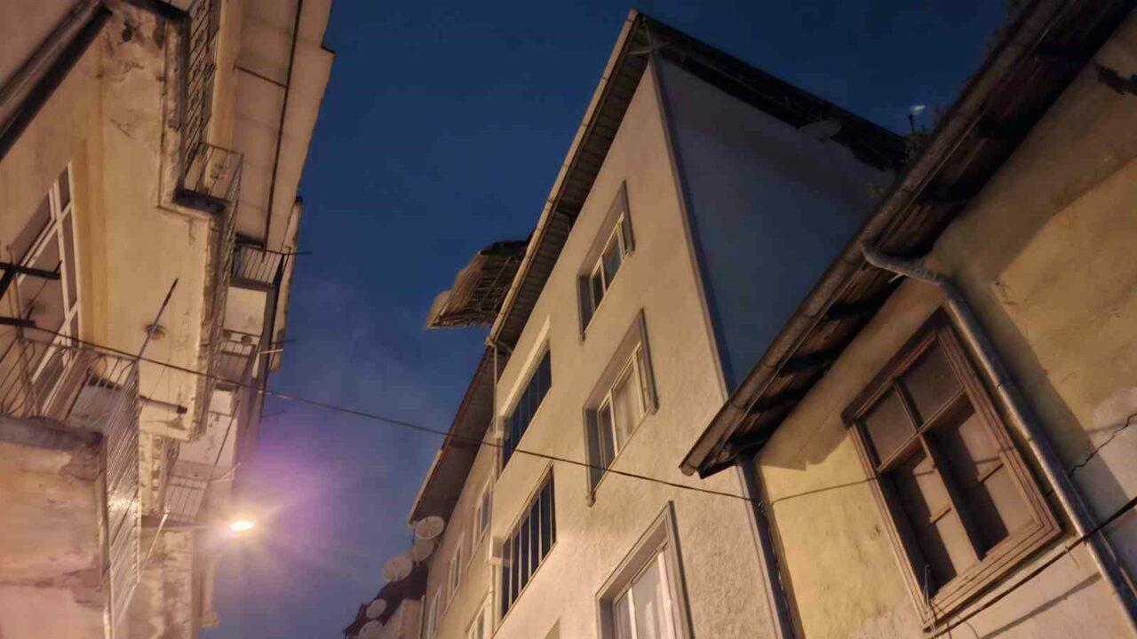 Bursa’da itfaiye ve zabıtadan çatı nöbeti Bursa’da itfaiye ve zabıtadan çatı nöbeti