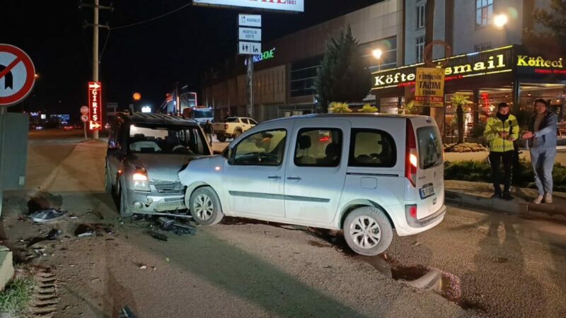 Bursa'nın İnegöl ilçesinde iki hafif ticari aracın kafa kafaya çarpıştığı