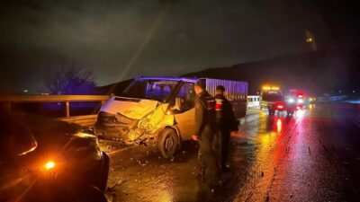 Bursa’da kamyonetler çarpıştı