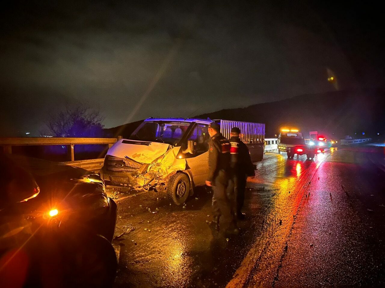Bursa’da kamyonetler çarpıştı