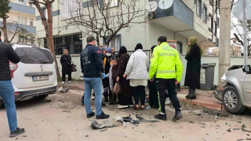 Bursa’da karne aldığı gün şok yaşadı Bursa’nın İnegöl ilçesinde iki otomobilin çarpışması sonucu 2 kişi yaralandı.