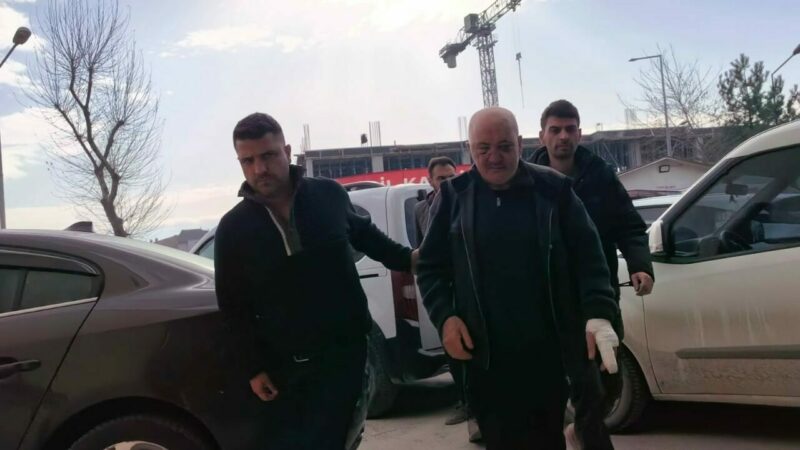 Bursa’da kayınbiraderini vurmuştu, tutuklandı Bursa'nın İnegöl ilçesinde kayınbiraderi Fahrettin S.’yi (45) çıkan kavgada tabancayla