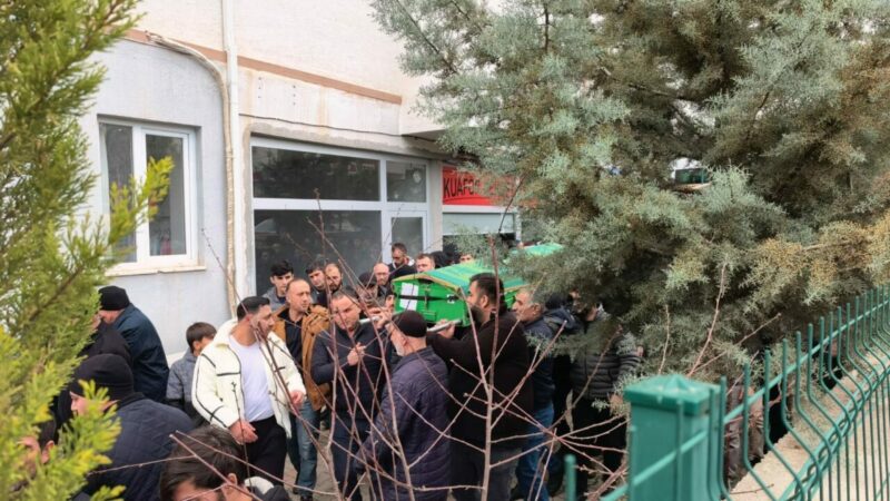 Bursa’da kazada can vermişti! Gözyaşlarıyla uğurlandı Bursa’nın İnegöl ilçesinde kullandığı TIR’ın devrilmesi sonucu araçtan fırlayıp dorsenin