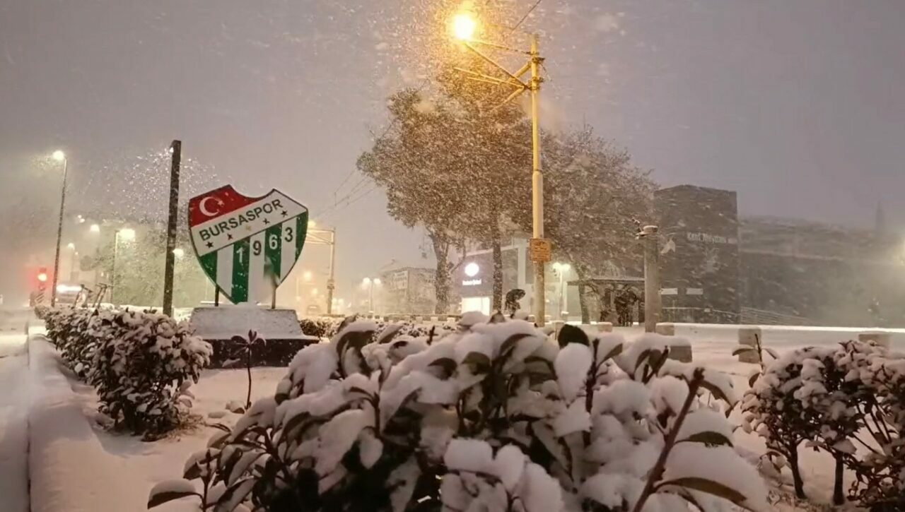 Bursa’da kent merkezi beyaza büründü Bursa’da kent merkezi beyaza büründü