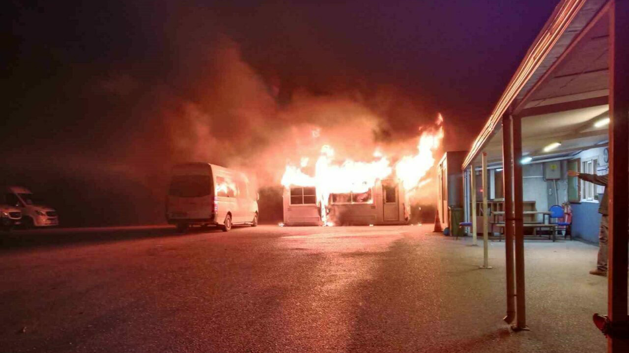 Bursa’da korku dolu anlar! Minibüs durakları alev alev Bursa’da korku dolu anlar! Minibüs durakları alev alev