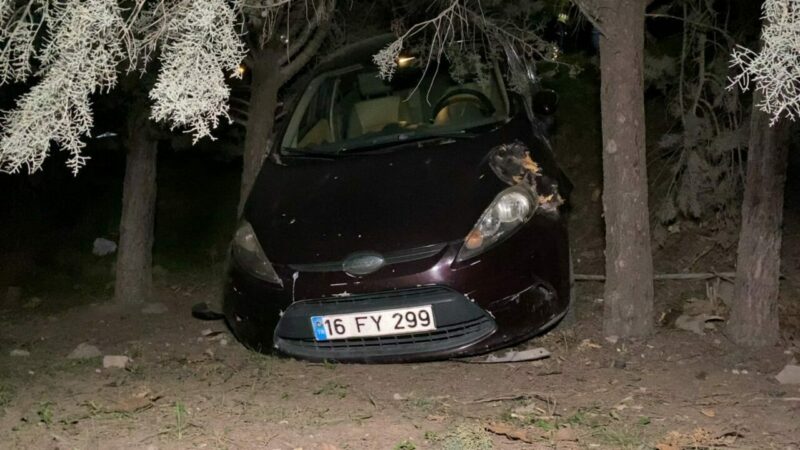 Bursa’da korkunç kaza: AVM bahçesine uçtu Bursa’nın İnegöl ilçesinde, motosiklet ile çarpıştıktan sonra kontrolden çıkan otomobil,