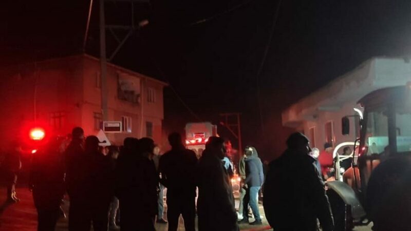 Bursa'nın Orhaneli ilçesinde evde çıkan ve yan eve sıçrayan yangın