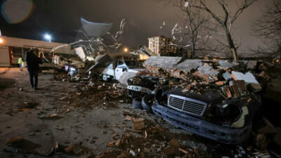 Bursa’da araçların üzerine duvar devrildi