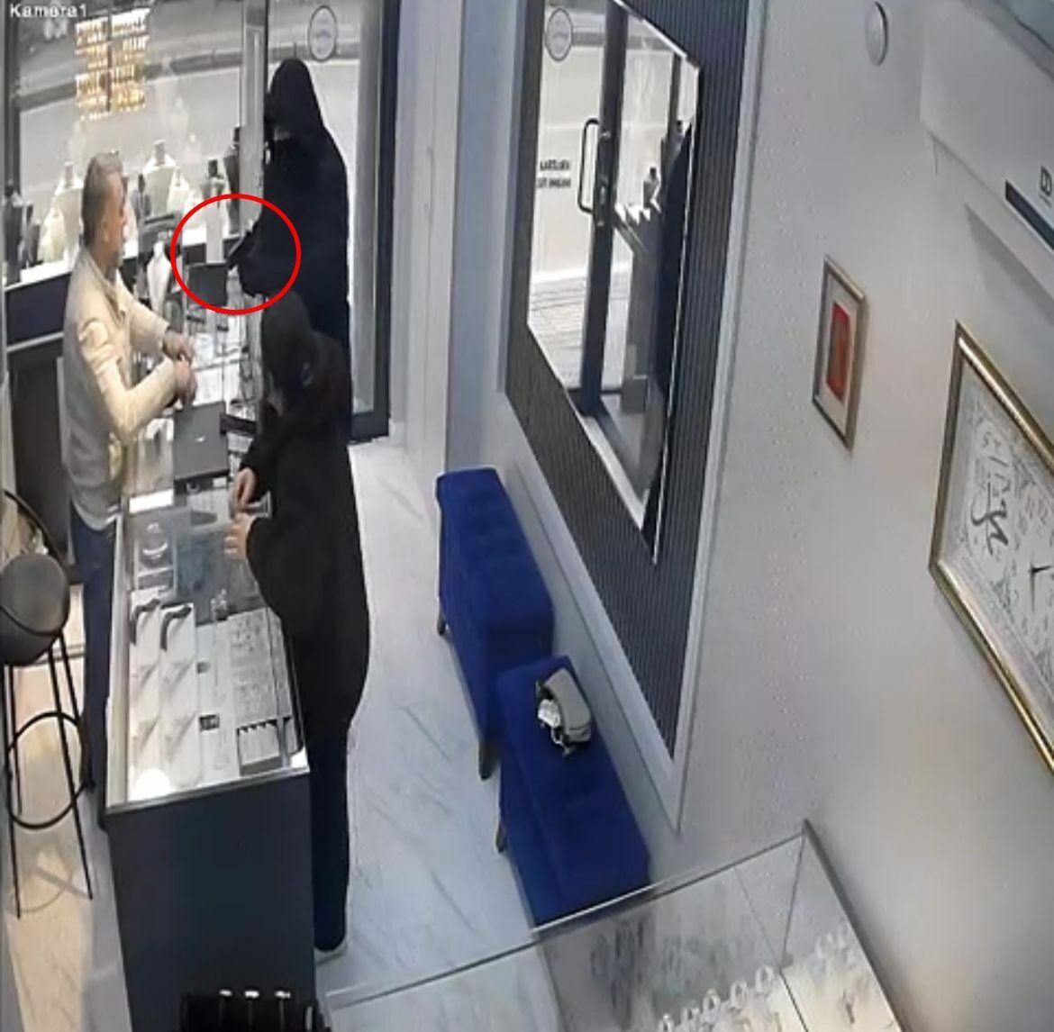 Bursa’da kuyumcuya soygun girişimi: Azarı yiyince kaçtı