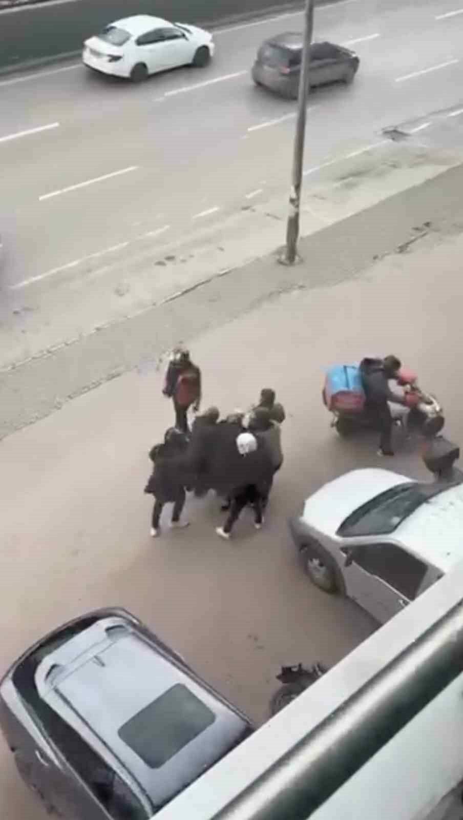 Bursa’da lodosa yakalanan yaşlı kadına kuryeler siper oldu Bursa’da lodosa yakalanan yaşlı kadına kuryeler siper oldu