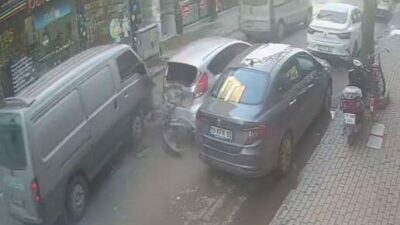 Bursa’da minibüs otomobile çarptı