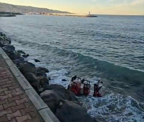 Bursa’da motosiklet denize uçtu