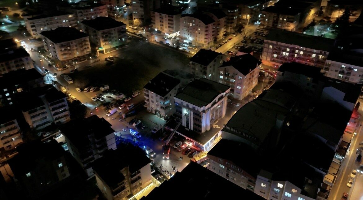 Bursa’da otel yangını! Geceyi alevler aydınlattı Bursa’da otel yangını! Geceyi alevler aydınlattı
