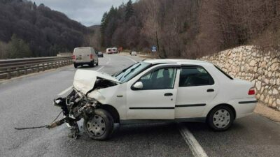 Bursa’da otomobil bariyere çarptı! yaralılar var