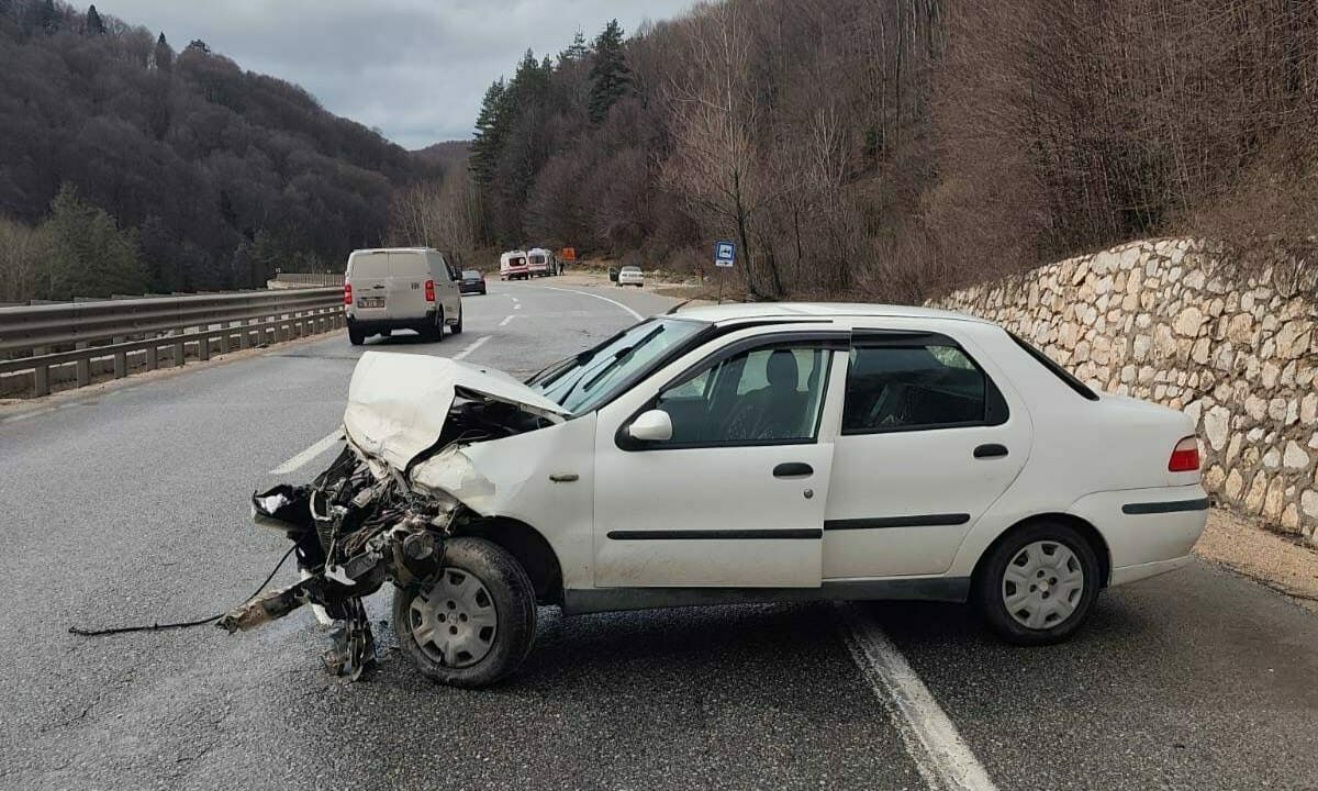 Bursa’da otomobil bariyere çarptı! yaralılar var Bursa’da otomobil bariyere çarptı! yaralılar var