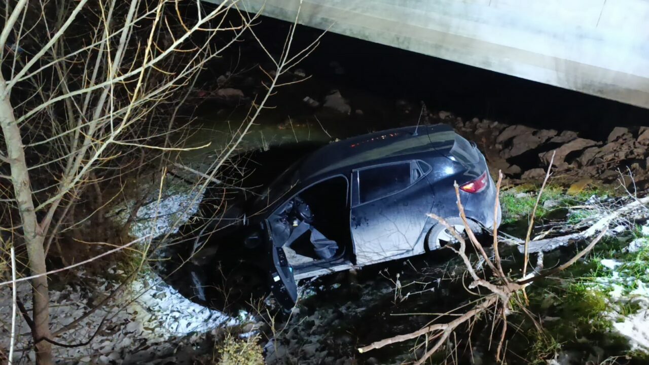 Bursa’da otomobil dereye uçtu