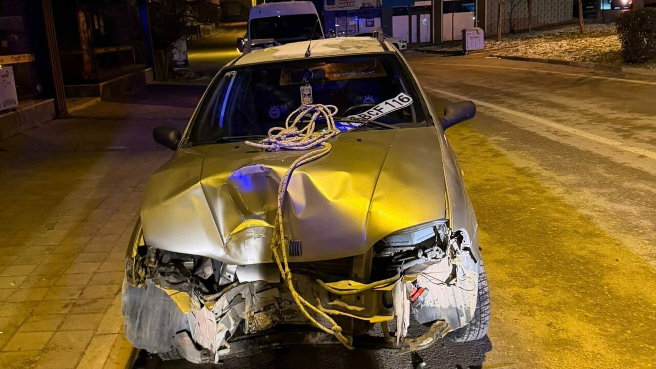 Bursa’da otomobil direğe çarptı