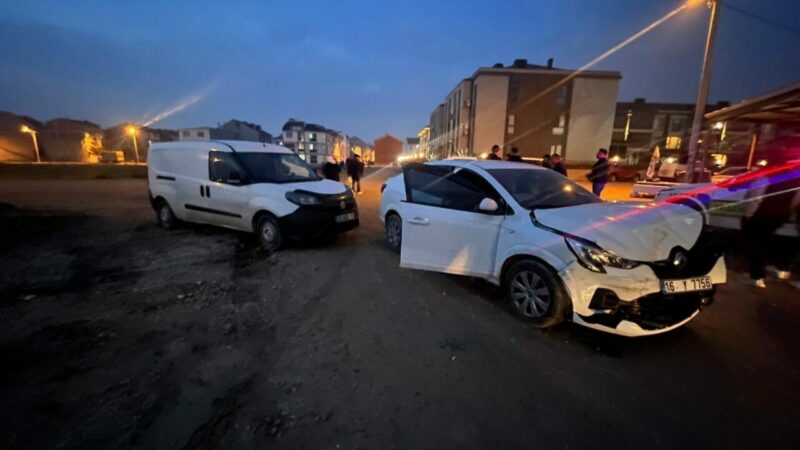 Bursa'nın İnegöl ilçesinde otomobil ile hafif ticari aracın çarpışması sonucu