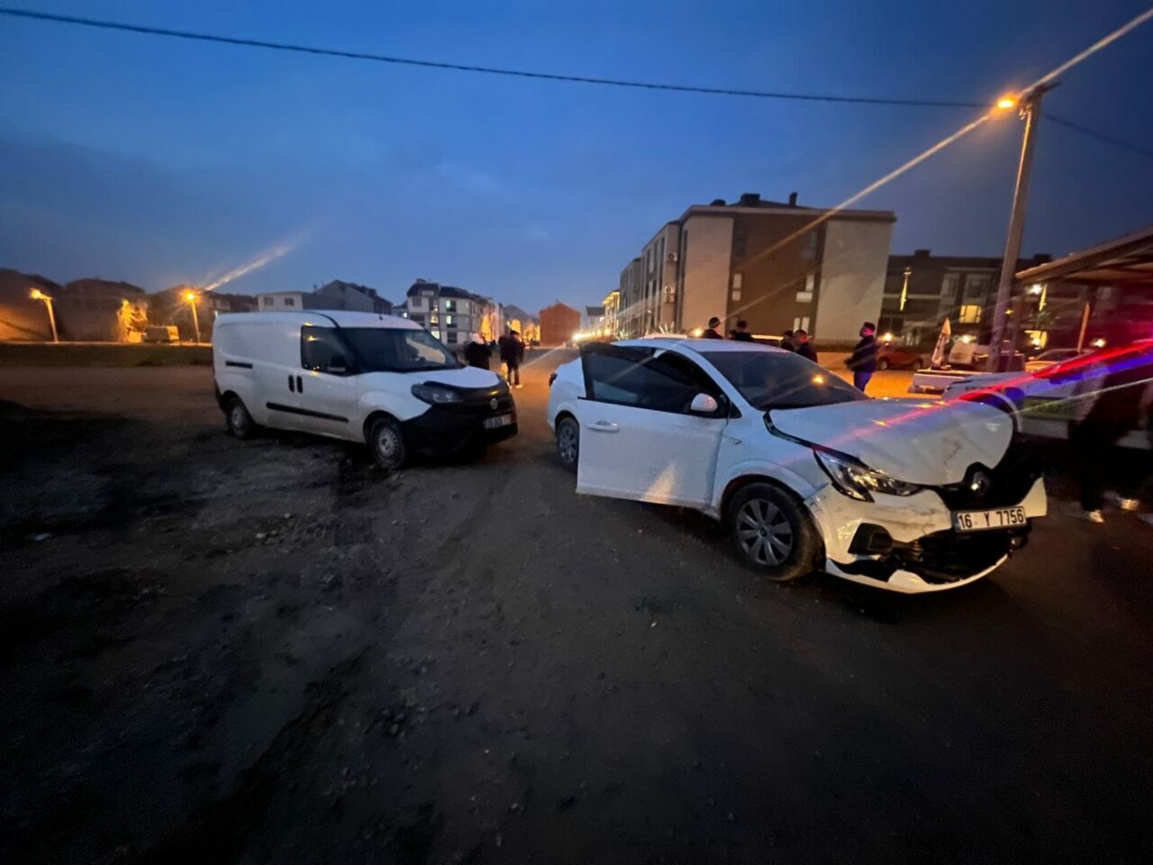 Bursa’da otomobil ile hafif ticari araç çarpıştı! Yaralılar var